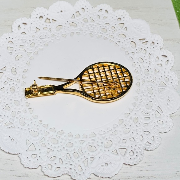 Vintage Brooches, Lot of 3, Gold tone Swimmer, Tennis Racquet, and Horn - Picture 4 of 7